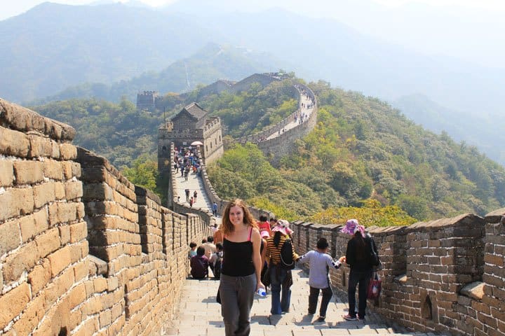 girl on great wall of china tour