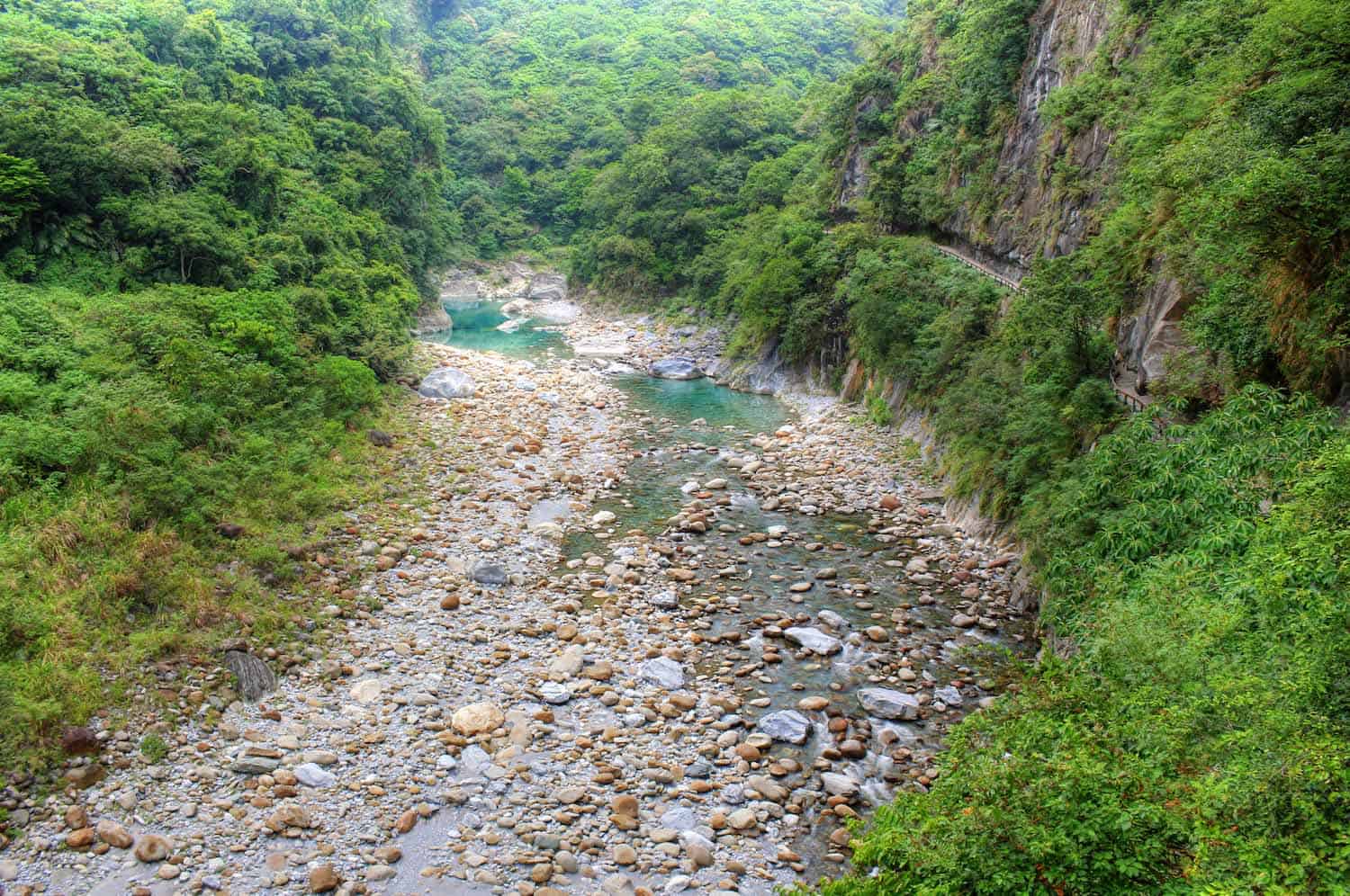 stream and hike at taroko gorge