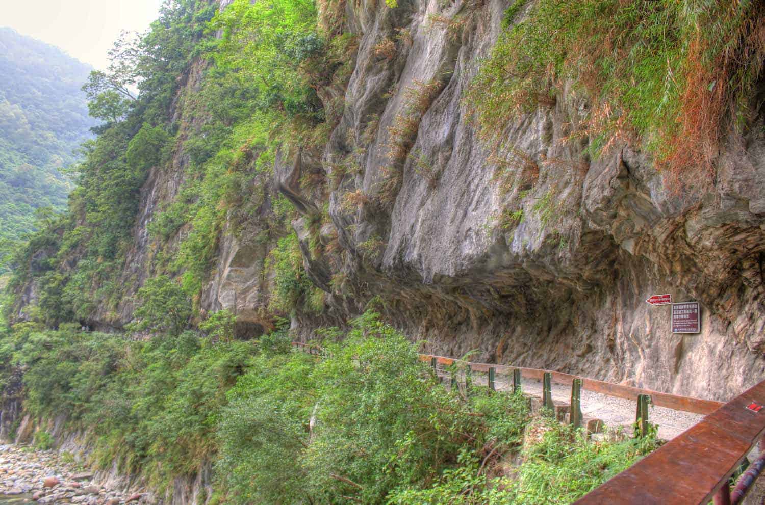 walkway at taroko gorge hike