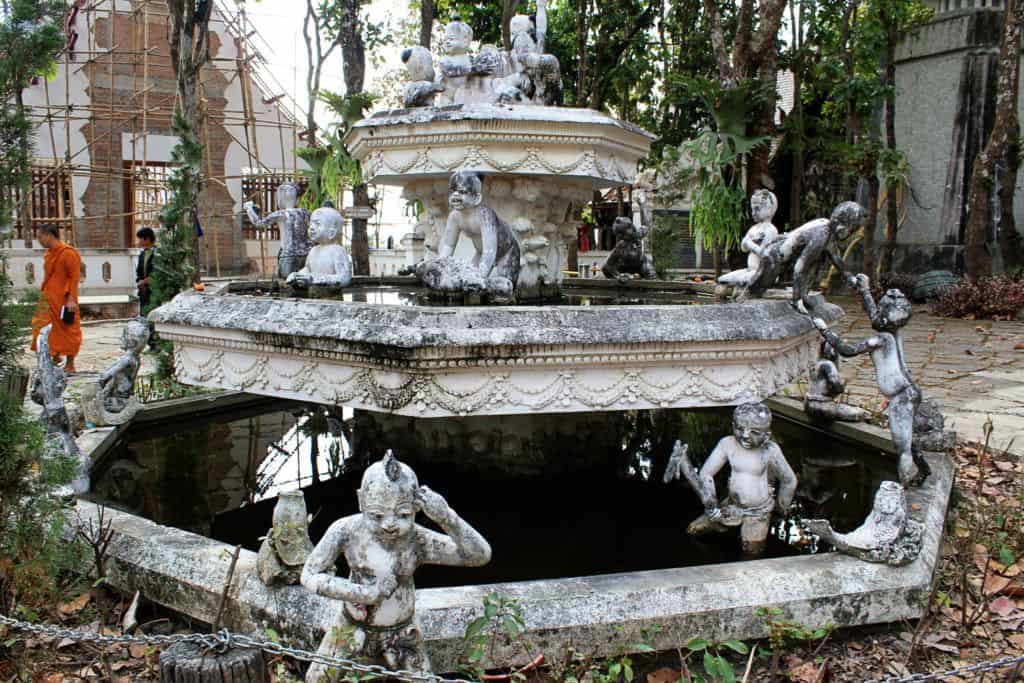 Wat Analayo fountain