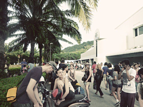 crowd tsunami evacuation phuket