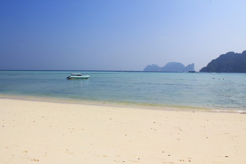 beach in koh phi phi