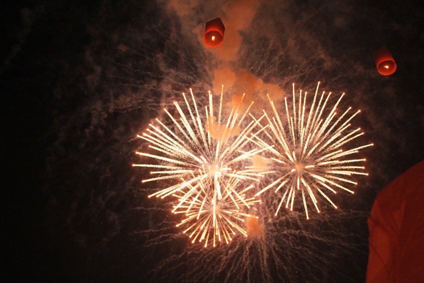 Yi Peng lantern festival fireworks