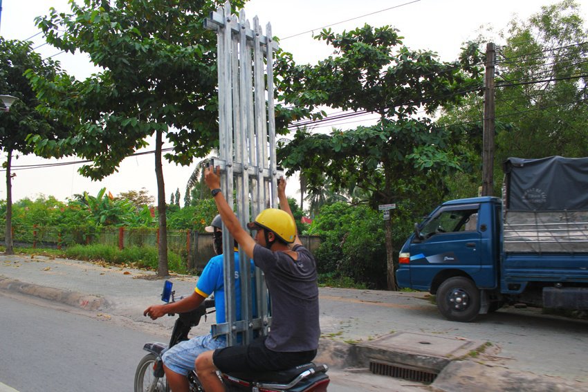 carrying a gate on a scooter