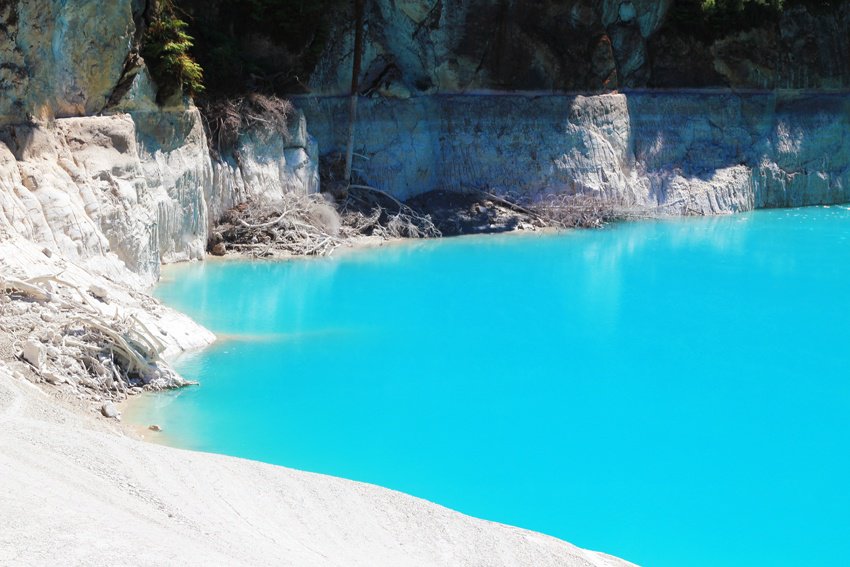 Blue lake at Rotorua