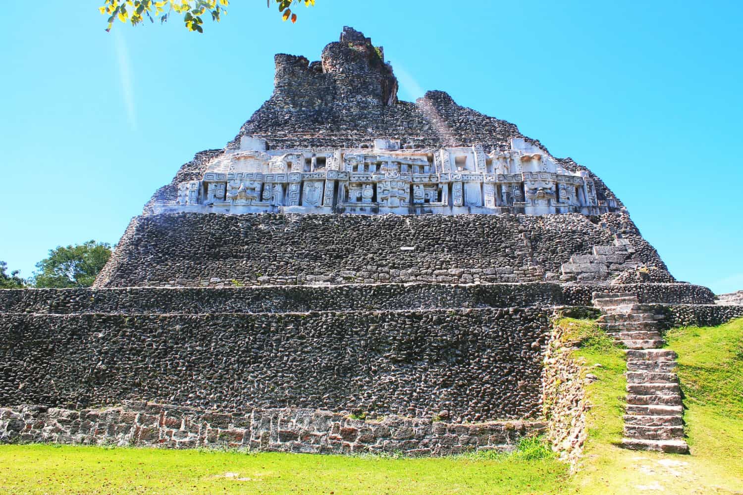 xunantunich-pyramid