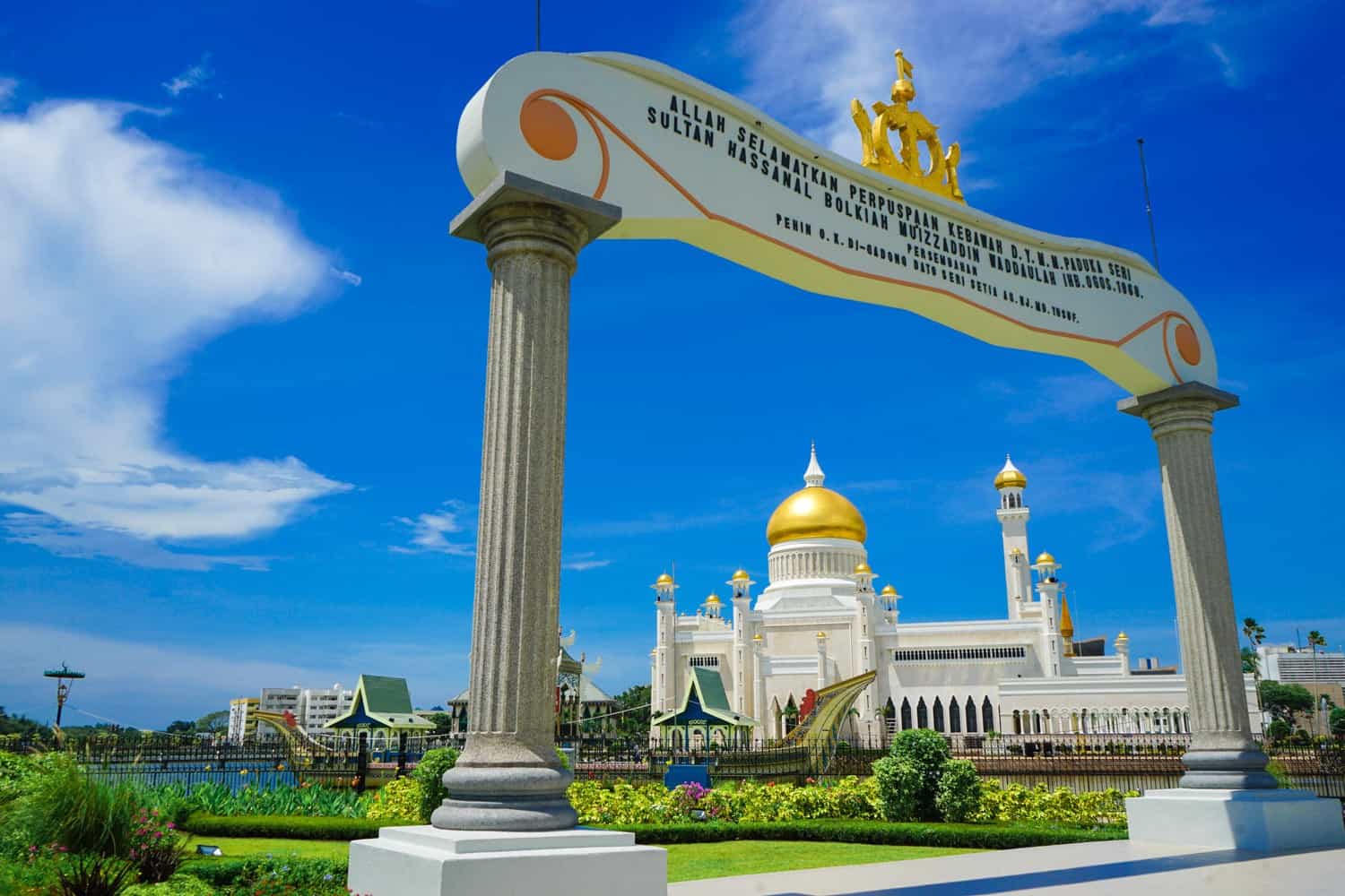 Omar Ali Saifuddien Mosque with entrance arch