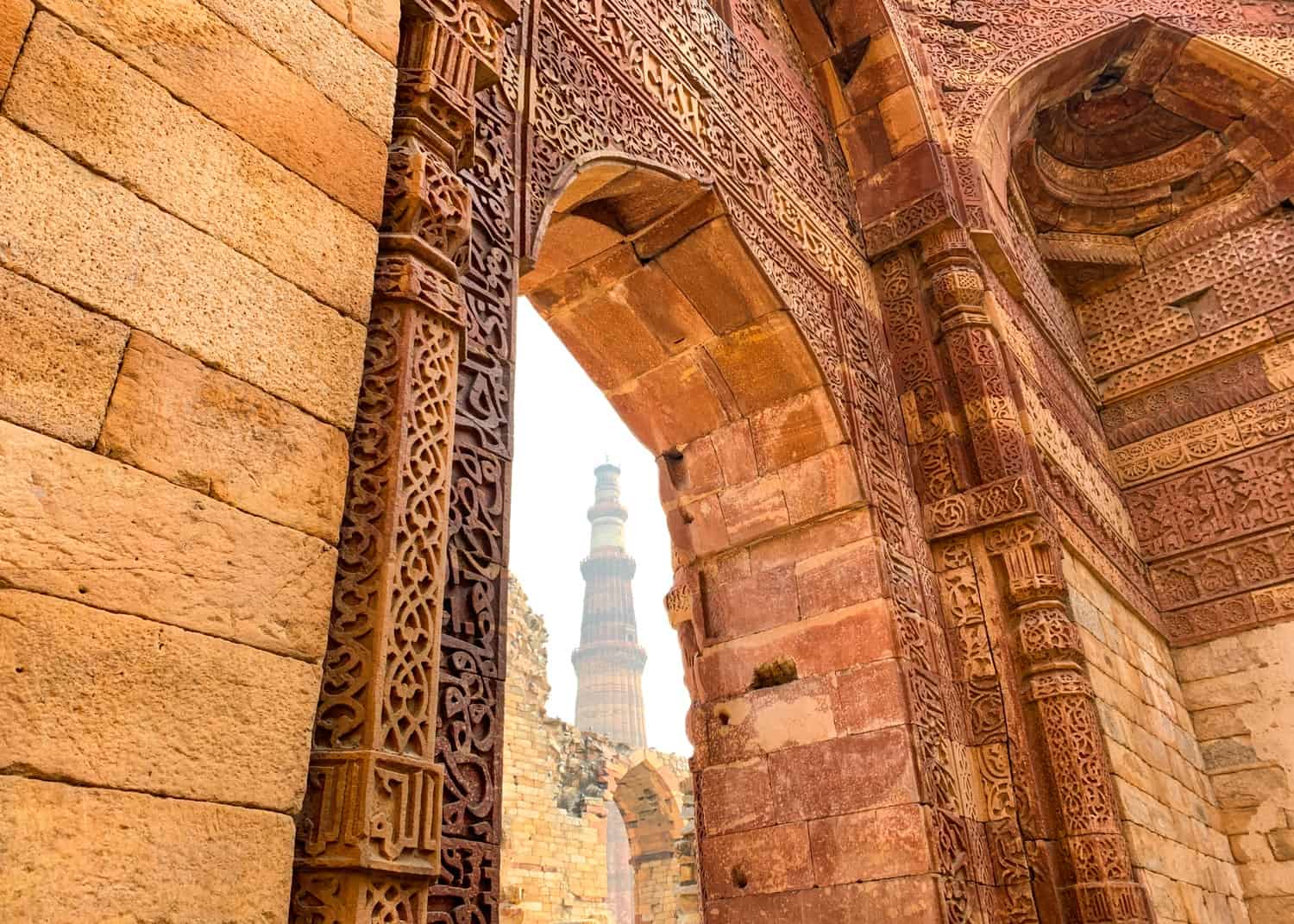 Qutub Minar gjennom en buegang