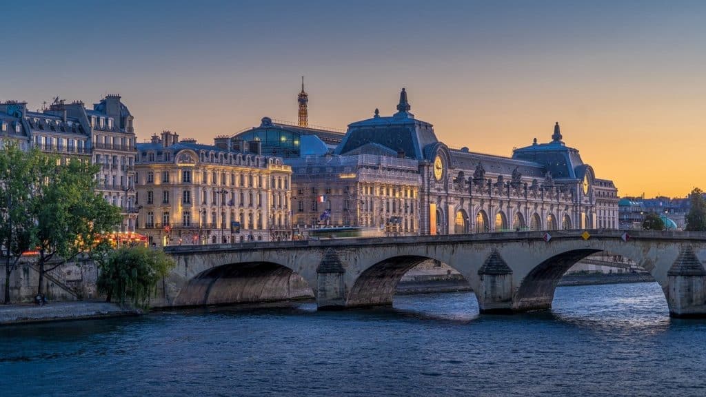 average round trip flight cost to paris