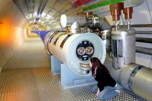 Lauren kissing a model of the LHC